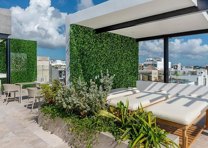 Modern & Cozy With Rooftop Pool & Gym
