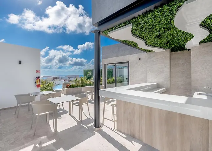 Modern & Cozy With Rooftop Pool & Gym *