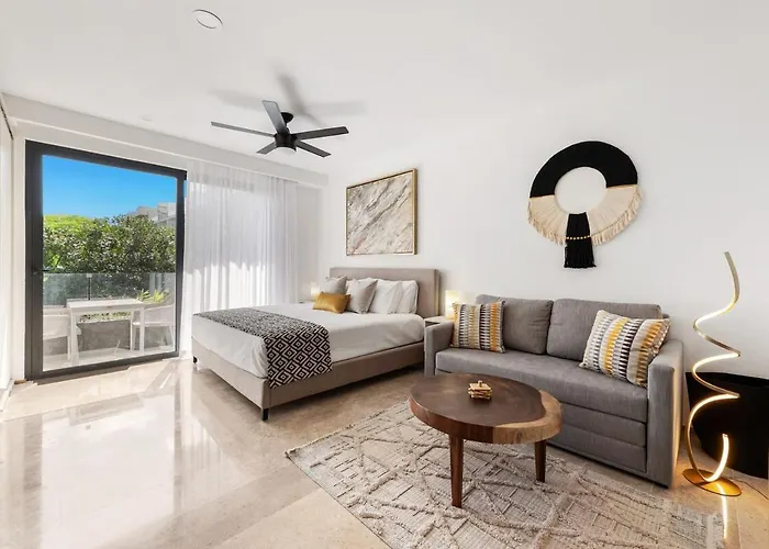 Modern & Cozy With Rooftop Pool & Gym Apartment